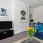 Elegant Shepherds Bush Home By Kensington Olympia By Underthedoormat