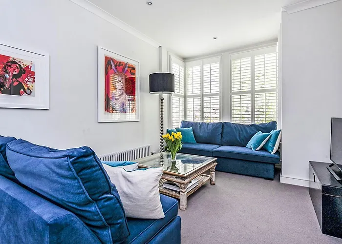 Elegant Shepherds Bush Home By Kensington Olympia By Underthedoormat